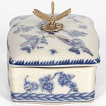 Фарфоровая шкатулка с бронзовой стрекозой Blue and White варинант исполнения - 2 | Loft Concept в Барнауле